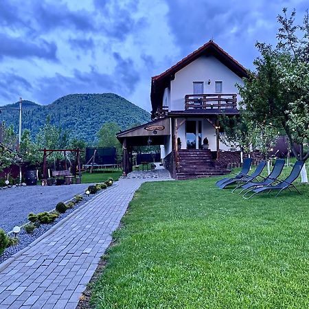 Villa Casa De Sub Hora Zărneşti Exterior foto