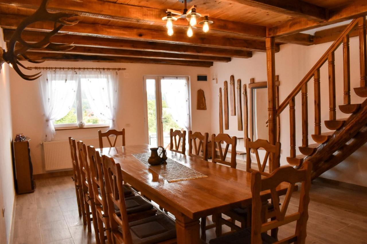 Villa Casa De Sub Hora Zărneşti Exterior foto