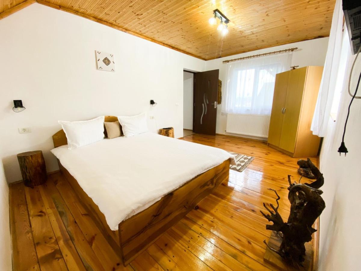Villa Casa De Sub Hora Zărneşti Exterior foto