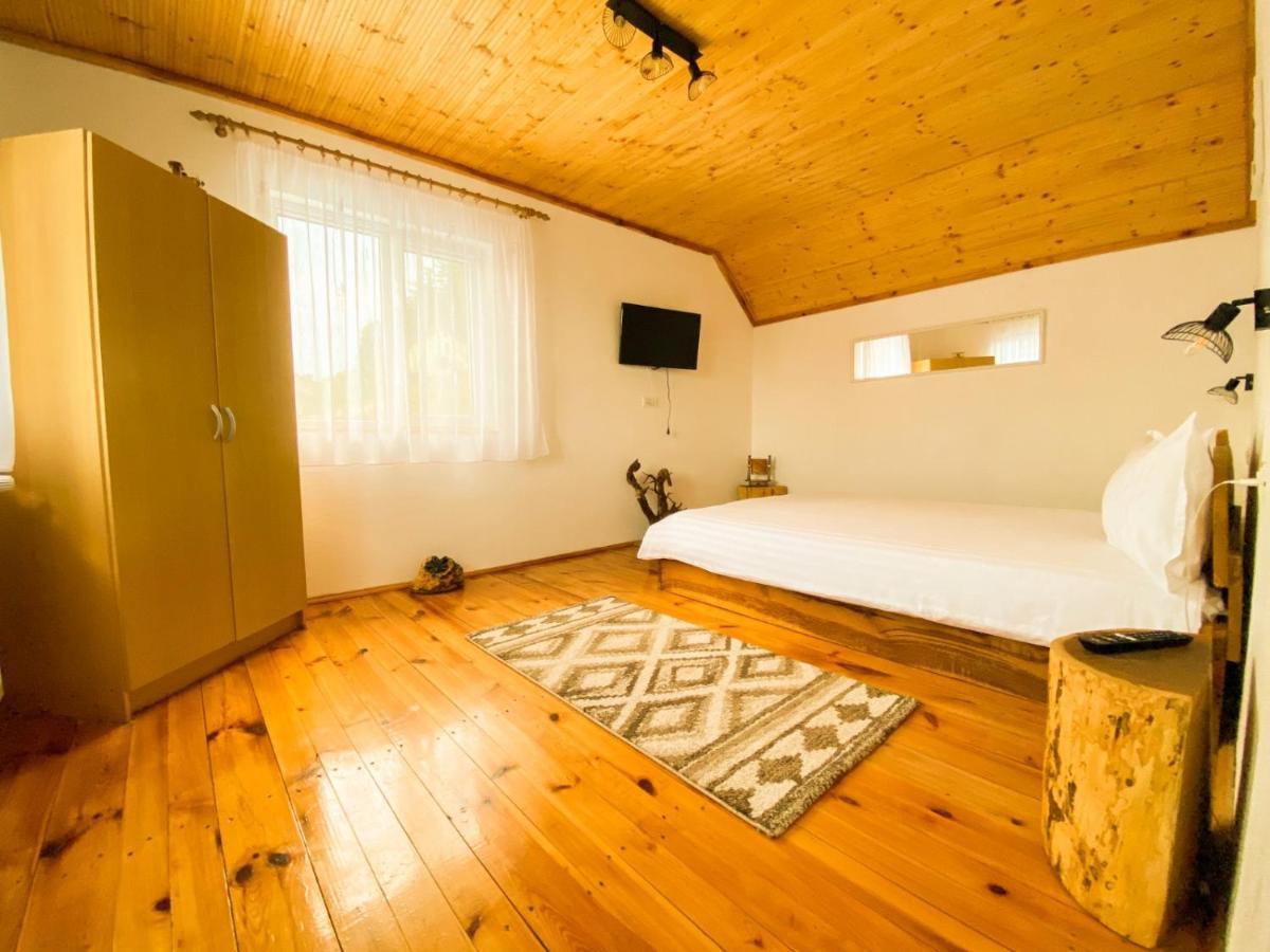 Villa Casa De Sub Hora Zărneşti Exterior foto