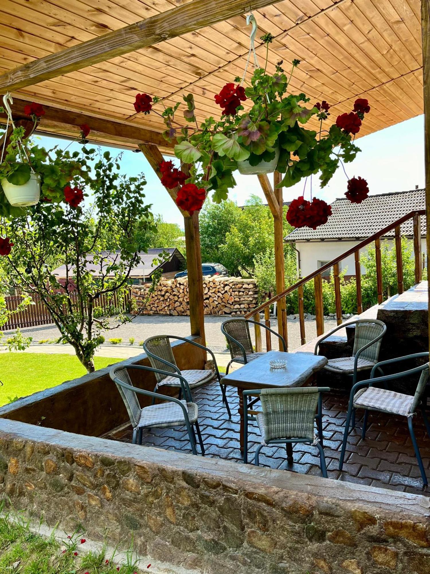 Villa Casa De Sub Hora Zărneşti Exterior foto