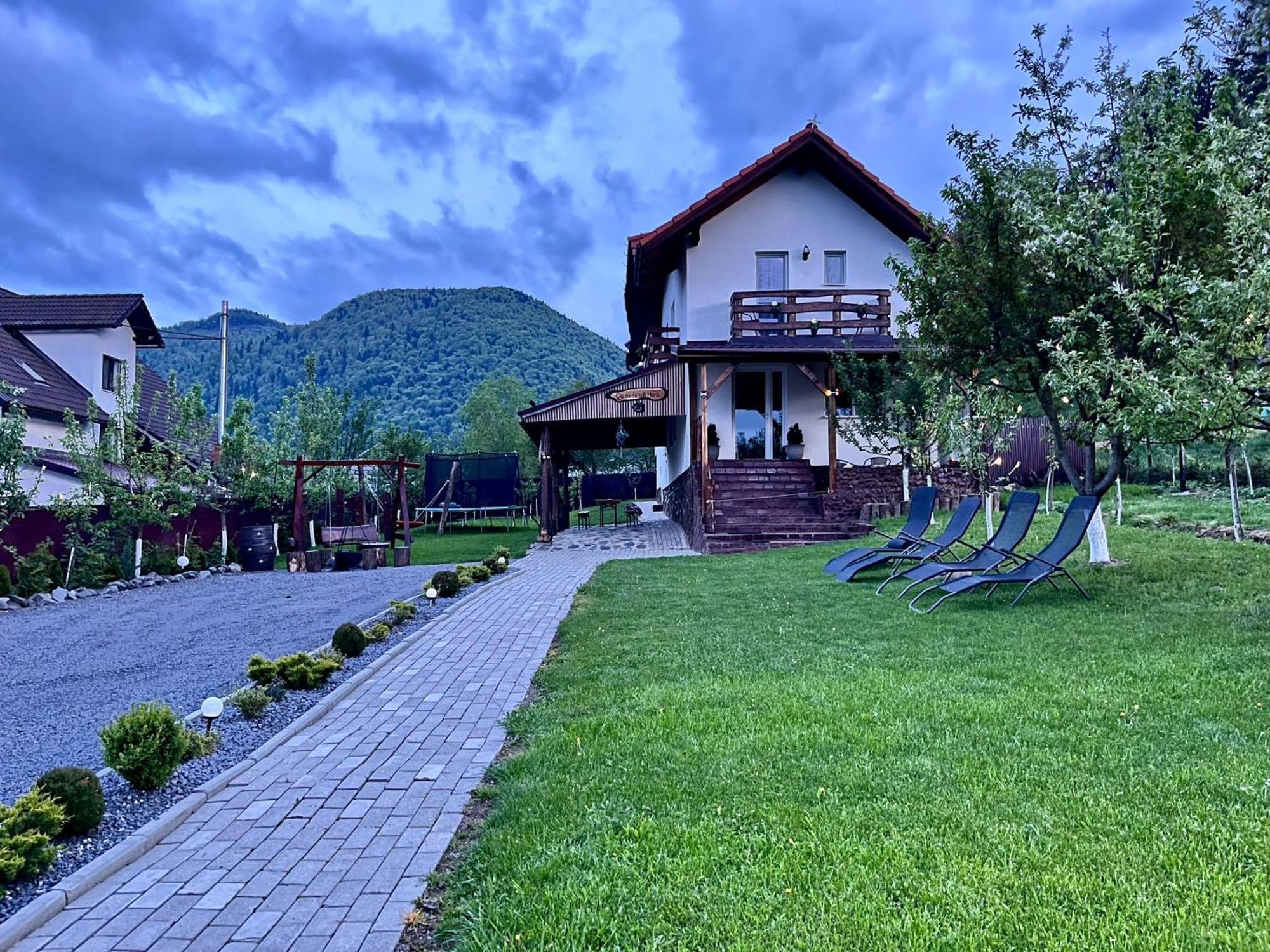 Villa Casa De Sub Hora Zărneşti Exterior foto