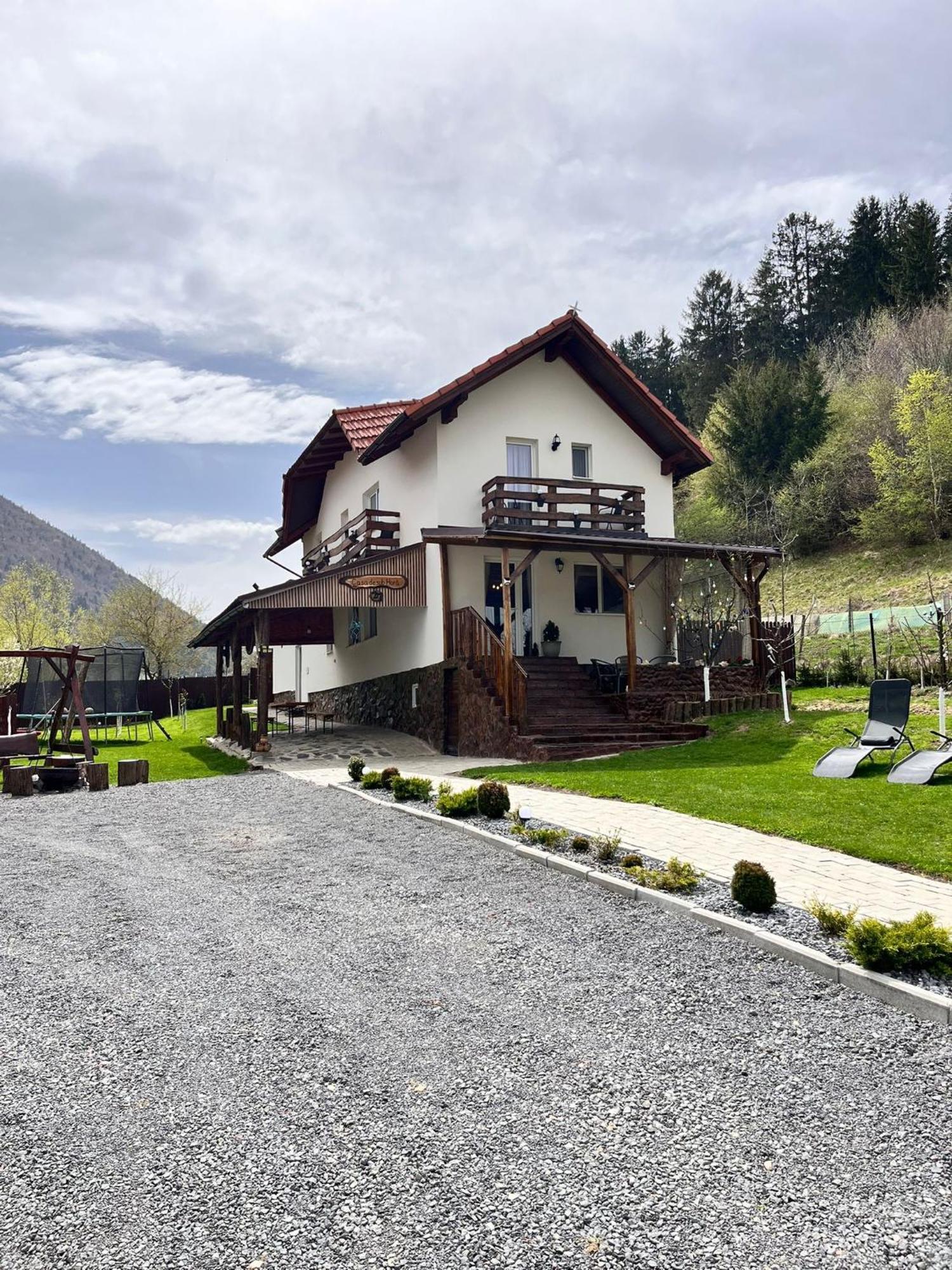 Villa Casa De Sub Hora Zărneşti Exterior foto